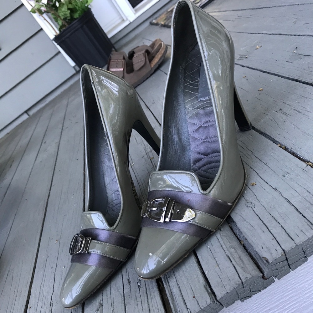 Gucci heels with satin and buckle detail